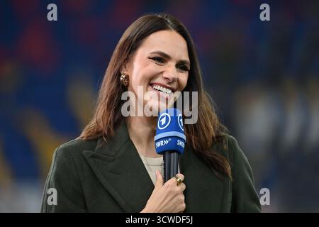 Sinsheim, Deutschland. Oktober 2025. Esther SEDLACZEK (ARD-Moderator) am ARD-Mikrofon, Einzelbild, zugeschnittenes Einzelmotiv, Porträt, Porträt, Hochformat. Internationales Fußballspiel, WM-Qualifikationsgruppe A Spieltag 7, Deutschland (DE) - Luxemburg (LU) 4-0 am 10. Oktober 2025, PreZero Arena Sinsheim. Quelle: dpa/Alamy Live News Stockfoto