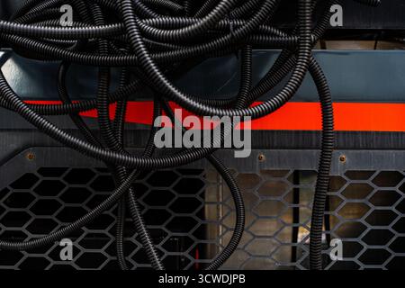 Hintergrund: Stapel von gebrauchten PVC-isolierten Elektrokabeln im Recyclingzentrum für Wertstoffe. Hochwertige photoelektrische Kabel, Hintergrund mit Blac Stockfoto