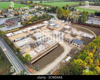 Toddington, Gloucestershire, England, Vereinigtes Königreich - 10. Oktober 2025: Luftaufnahme einer neuen Wohnsiedlung von Luxuswohnungen im Dorf Toddington. Stockfoto