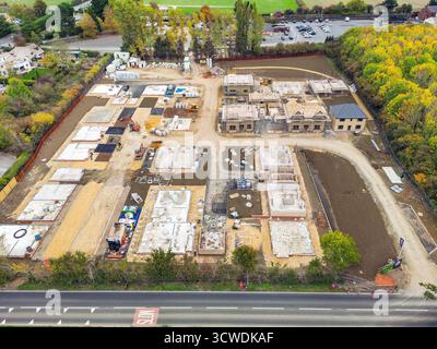 Toddington, Gloucestershire, England, Vereinigtes Königreich - 10. Oktober 2025: Luftaufnahme einer neuen Wohnsiedlung von Luxuswohnungen im Dorf Toddington. Stockfoto