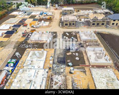 Toddington, Gloucestershire, England, Vereinigtes Königreich - 10. Oktober 2025: Luftaufnahme einer neuen Wohnsiedlung von Luxuswohnungen im Dorf Toddington. Stockfoto