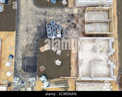 Toddington, Gloucestershire, England, Vereinigtes Königreich - 10. Oktober 2025: Luftaufnahme einer neuen Wohnsiedlung von Luxuswohnungen im Dorf Toddington. Stockfoto