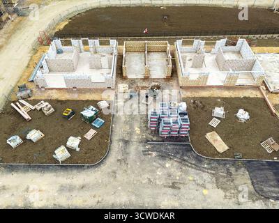 Toddington, Gloucestershire, England, Vereinigtes Königreich - 10. Oktober 2025: Luftaufnahme einer neuen Wohnsiedlung von Luxuswohnungen im Dorf Toddington. Stockfoto