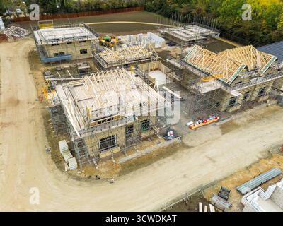 Toddington, Gloucestershire, England, Vereinigtes Königreich - 10. Oktober 2025: Luftaufnahme einer neuen Wohnsiedlung von Luxuswohnungen im Dorf Toddington. Stockfoto
