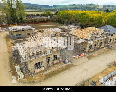 Toddington, Gloucestershire, England, Vereinigtes Königreich - 10. Oktober 2025: Luftaufnahme einer neuen Wohnsiedlung von Luxuswohnungen im Dorf Toddington. Stockfoto