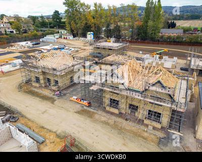 Toddington, Gloucestershire, England, Vereinigtes Königreich - 10. Oktober 2025: Luftaufnahme einer neuen Wohnsiedlung von Luxuswohnungen im Dorf Toddington. Stockfoto