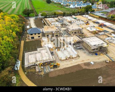 Toddington, Gloucestershire, England, Vereinigtes Königreich - 10. Oktober 2025: Luftaufnahme einer neuen Wohnsiedlung von Luxuswohnungen im Dorf Toddington. Stockfoto