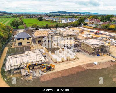 Toddington, Gloucestershire, England, Vereinigtes Königreich - 10. Oktober 2025: Luftaufnahme einer neuen Wohnsiedlung von Luxuswohnungen im Dorf Toddington. Stockfoto