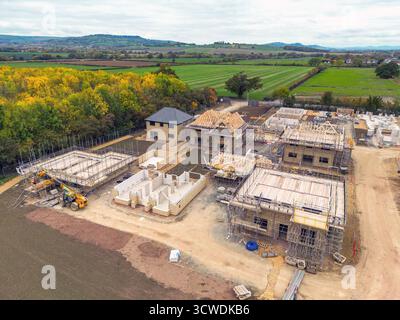 Toddington, Gloucestershire, England, Vereinigtes Königreich - 10. Oktober 2025: Luftaufnahme einer neuen Wohnsiedlung von Luxuswohnungen im Dorf Toddington. Stockfoto