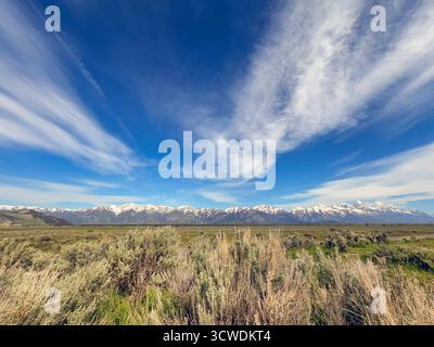 Jackson, Wyoming, USA - 28. Mai 2025: Malerischer Blick auf die atemberaubende Landschaft der schneebedeckten Berge im Grand Teton National Park Stockfoto