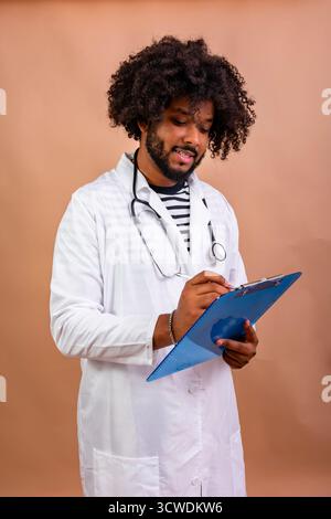 Junger männlicher Arzt konzentriert sich auf die Dokumentation von Patientenakten im Krankenhaus Stockfoto