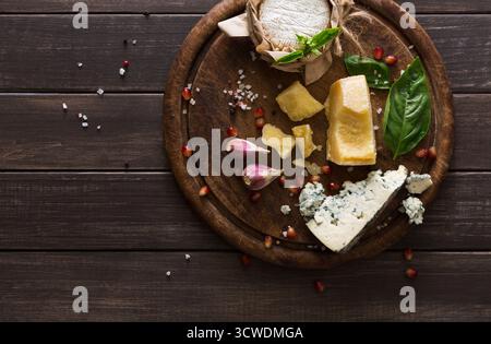 Käsedelikatessen auf rustikalem Holz, blauem roquefort, Brie und Parmesan Stockfoto