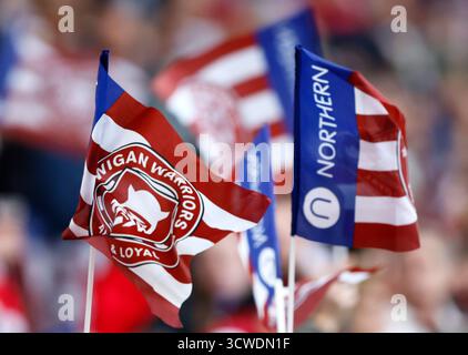 Die Fans der Wigan Warriors schwingen die Flaggen vor dem Grand Final der Betfred Super League in Old Trafford, Manchester. Bilddatum: Samstag, 11. Oktober 2025. Stockfoto