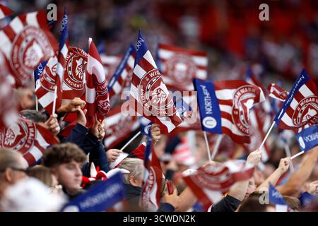 Die Fans der Wigan Warriors schwingen die Flaggen vor dem Grand Final der Betfred Super League in Old Trafford, Manchester. Bilddatum: Samstag, 11. Oktober 2025. Stockfoto