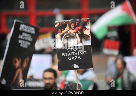 Glasgow, Großbritannien. 11. 10. 2025 - Ein Plakat ist bei der Proteste zu sehen. Die Demonstranten halten sich gegen den Völkermord an dem palästinensischen Volk durch israelische Streitkräfte während des Konflikts im Staat Palästina. Die Polizei Schottlands war in Bereitschaft, aber während des marsches von Glasgow Green nach Buchannan Steps wurden keine Festnahmen vorgenommen. Stockfoto
