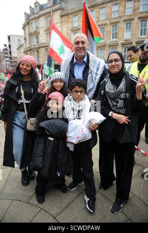 Glasgow, Großbritannien. 11. 10. 2025 – Botschafter Husam S. Zomlot mit Demonstranten auf Gruppenfoto bei der Veranstaltung gesehen. Die Demonstranten halten sich gegen den Völkermord an dem palästinensischen Volk durch israelische Streitkräfte während des Konflikts im Staat Palästina. Die Polizei Schottlands war in Bereitschaft, aber während des marsches von Glasgow Green nach Buchannan Steps wurden keine Festnahmen vorgenommen. Stockfoto