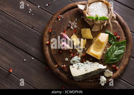 Käse Delikatessen von oben auf rustikales Holz, blaues roquefort und Parmesan Stockfoto