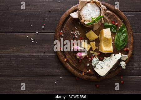 Käsedelikatessen auf rustikalem Holz, blauem roquefort, Brie und Parmesan Stockfoto