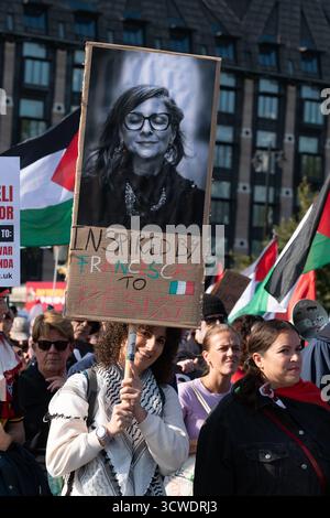 London, Großbritannien. 11. Oktober 2025. Ein Demonstrant hält ein Plakat, auf dem Francesca Albanese, UN-Sonderberichterstatter für die besetzten palästinensischen Gebiete, dargestellt ist, während Zehntausende palästinensische Unterstützer durch Zentral-London marschieren und die britische Regierung auffordern, die Bewaffnung Israels einzustellen und die Besetzung von Gaza und Westjordanland zu beenden. Quelle: Ron Fassbender/Alamy Live News Stockfoto
