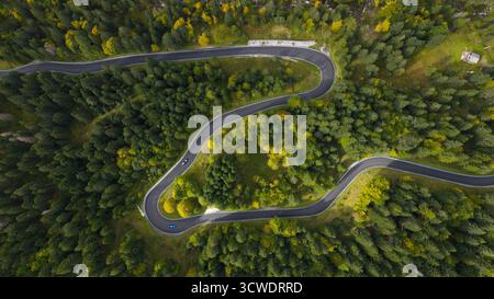 Serpentinenstraße, von oben nach unten. Kurvenreiche Straße, die einem kurvenreichen, kurvenreichen Pfad folgt. Stockfoto