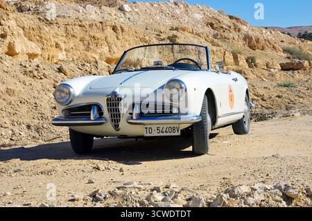 Tozeur, Tunesien - 29. September 2004: Alfa Romeo Giulietta Spider 750D in der Wüste Sahara, Tunesien Stockfoto