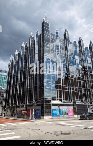 Eine vertikale, flache Perspektive der markanten Glasarchitektur von Pittsburghs PPG Place unter einem bewölkten und dramatischen Himmel. Stockfoto