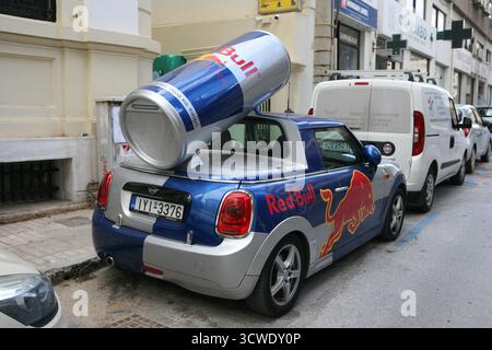 Mini wird als Red Bull Drink Werbefahrzeug verwendet Stockfoto