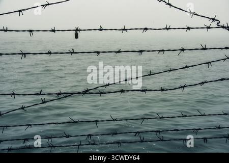 Stacheldrahtabsperrung über grauem Nebelmeer in Tallinn Stockfoto