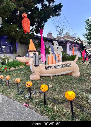 Happy Howl-o-Ween aufblasbare Hundedekoration im Vorhof Stockfoto