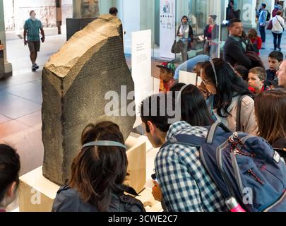 London, Vereinigtes Königreich - 15. Mai 2018: People Observing the Rosetta Stone im British Museum in London. Nur redaktionelle Verwendung. Stockfoto