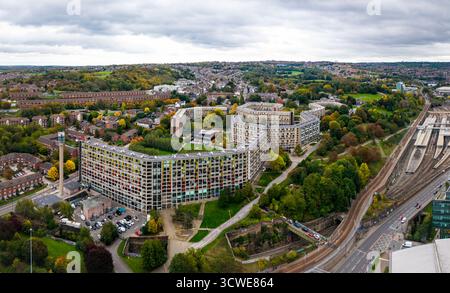 SHEFFIELD, GROSSBRITANNIEN - 7. OKTOBER 2025. . Blick aus der Vogelperspektive auf die Renovierung des Park Hill Estate in Sheffield mit Hochhäusern mit Blick auf Sheffi Stockfoto