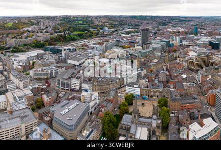 Blick aus der Vogelperspektive auf die Skyline von Sheffield in South Yorkshire, Großbritannien, mit dem Crucible Theatre und den Winter Gardens Stockfoto