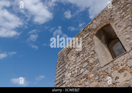 Ein Fenster und ein blauer Himmel, von unten gesehen in Südspanien. Stockfoto
