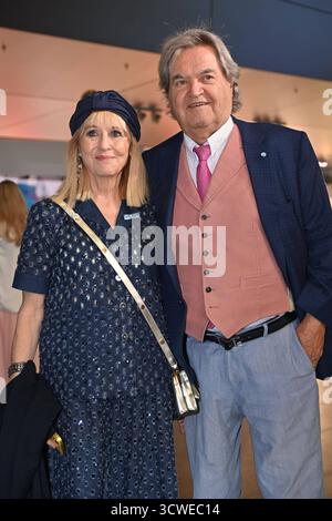 Helmut MARKWORT mit Ehefrau Patricia RIEKEL, Bayerischer Sportpreis 2025 in der BMW Welt, Roter Teppich,Roter Teppich am 11.10.2025 *** Helmut MARKWORT mit Ehefrau Patricia RIEKEL, Bayerischer Sportpreis 2025 in der BMW Welt, Roter Teppich, Roter Teppich am 11 10 2025 Stockfoto