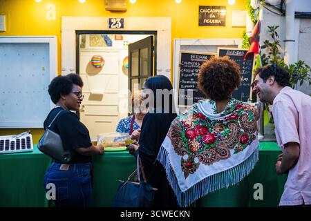 Lissabon, Portugal - 21. Juni 2025 : Menschen, die Santos Populares in Alfama genießen Stockfoto