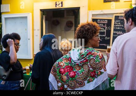 Lissabon, Portugal - 21. Juni 2025 : Menschen, die Santos Populares in Alfama genießen Stockfoto
