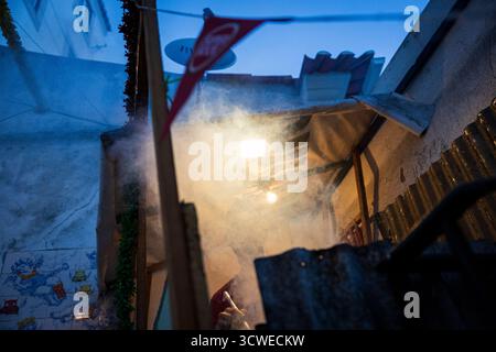Lissabon, Portugal - 21. Juni 2025 : Grillgerichte im Santos Populares Stockfoto
