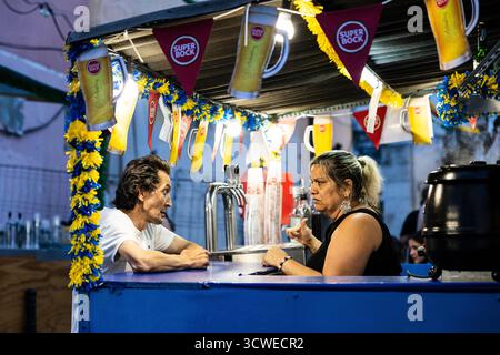 Lissabon, Portugal - 21. Juni 2025: Gespräche während Santos Populares in Alfama Stockfoto