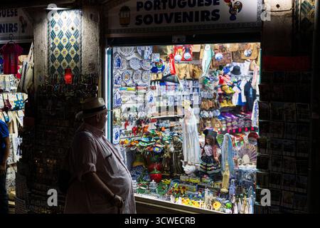 Lissabon, Portugal - 21. Juni 2025 : Mann, der ein Souvenirgeschäft ansieht Stockfoto