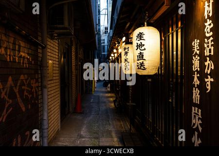 Osaka, Japan - 21. Juli 2025: Schmalgasse Stockfoto