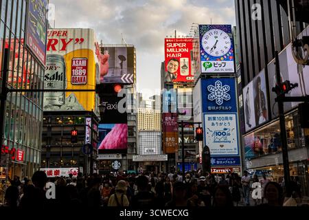 Osaka, Japan - 21. Juli 2025 : Reklametafeln in Dotonbori Stockfoto