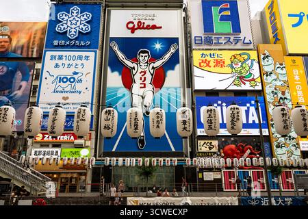 Osaka, Japan - 21. Juli 2025 : Reklametafeln in Dotonbori Stockfoto