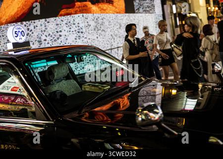 Osaka, Japan - 21. Juli 2025: Osaka Taxi bei Nacht Stockfoto