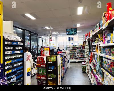 Manchester, Großbritannien - 26. September 2025: Helle Tesco-Ladenszene mit überfüllten Regalen und einer Vielzahl von Produkten in einem geschäftigen Marktumfeld. Stockfoto