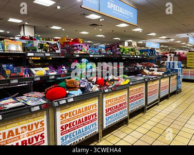 Manchester, Großbritannien - 26. September 2025: Farbenfroher Spielzeuggang mit Plüschspielzeug und speziellen Käuferschildern in einem belebten Aldi Supermarkt. Stockfoto