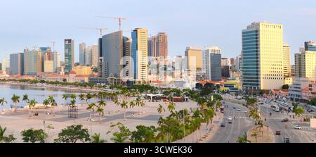 Panorama von Luanda Marginal bei Sonnenuntergang - modernes Finanzzentrum. Luanda, Angola Stockfoto