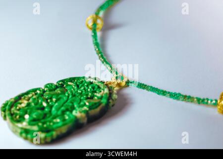 Halskette Mit Anhänger Aus Grünem Jade Mit Perlen Und Goldenem Verschluss Stockfoto