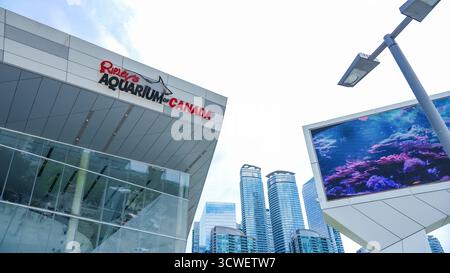 Toronto ON, Kanada - 4. Juli 2022: Das Äußere des Ripley's Aquarium of Canada besticht durch modernes Design, helle Schilder und die Skyline der Stadt, die Besucher anzieht Stockfoto