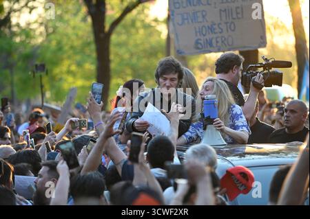 Corrientes, Corrientes, Argentinien. 11. Oktober 2025.der argentinische Präsident Javier Milei, während der landesweiten Kundgebung vor den Parlamentswahlen im Oktober, wo er lokale Kandidaten unterstützt. Der argentinische Präsident Javier Milei hält vor den Parlamentswahlen eine landesweite Kundgebung ab. In der Costanera Avenue (Foto: Jose Luis Suerte/Alamy Live News) Credit: Jose Luis Suerte/Alamy Live News Stockfoto