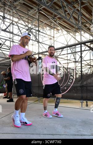 Fort Lauderdale, USA. Oktober 2025. Von links nach rechts: Inter Miami CF Stürmer Luis Suárez (9) und Inter Miami CF Stürmer Lionel Messi (10) betreten das Stadion vor dem Spiel am 11. Oktober 2025 im Chase Stadium in Fort Lauderdale, Florida. (Foto: JC Ruiz/SIPA USA) Credit: SIPA USA/Alamy Live News Stockfoto